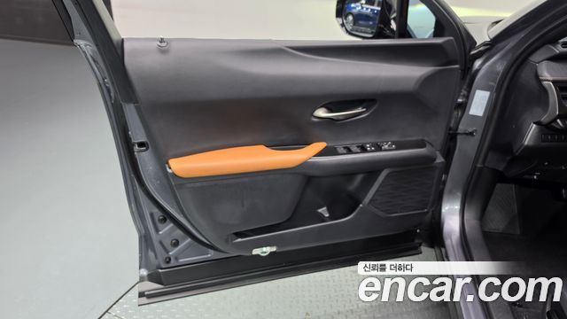 Lexus UX 2.0 2WD купить на сайте DeffCars