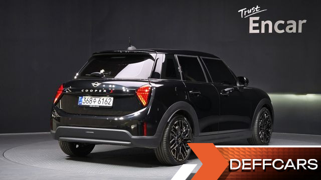 Mini COOPER 5 Door Favoured купить на сайте DeffCars