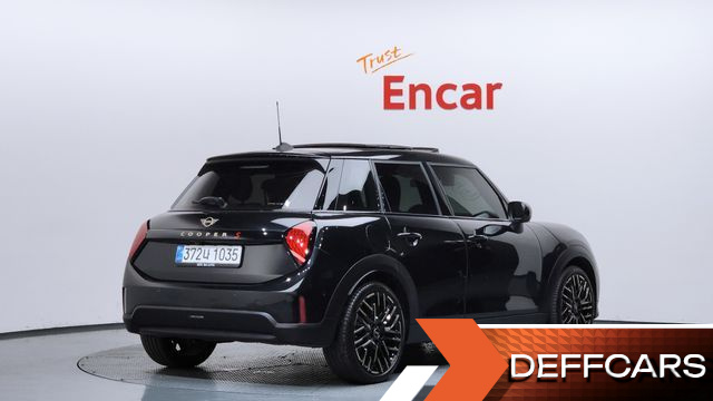 Mini COOPER 5 Door Favoured купить на сайте DeffCars
