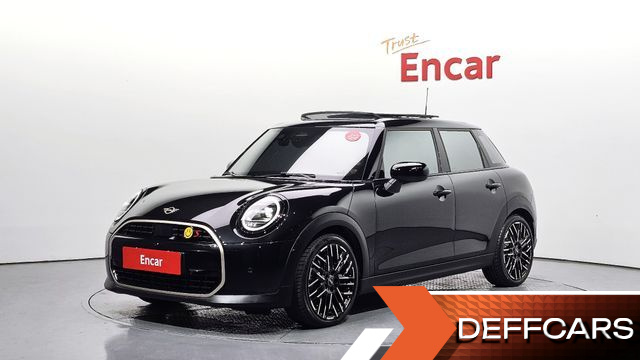 Mini COOPER 5 Door Favoured купить на сайте DeffCars