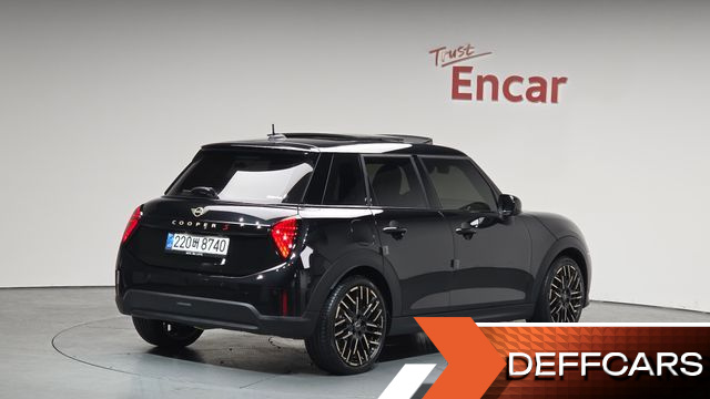 Mini COOPER 5 Door Favoured купить на сайте DeffCars