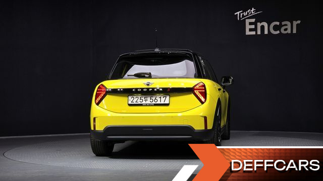 Mini COOPER 5 Door Favoured купить на сайте DeffCars