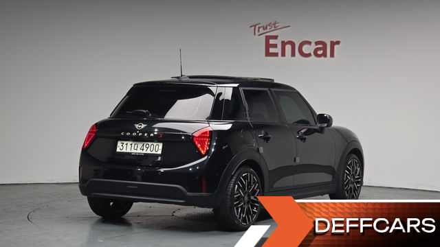 Mini COOPER 5 Door Favoured купить на сайте DeffCars