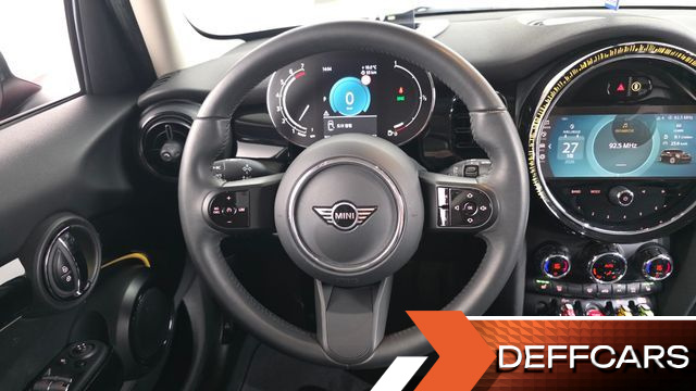 Mini COOPER 5Door Classic Launch Pack Third Generation купить на сайте DeffCars