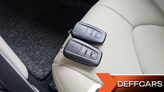 Toyota CAMRY 2.5 XLE Hybrid купить на сайте DeffCars