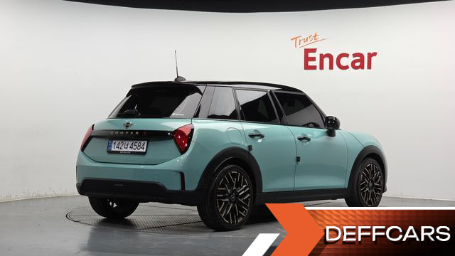 Mini COOPER 5 Door Favoured купить на сайте DeffCars