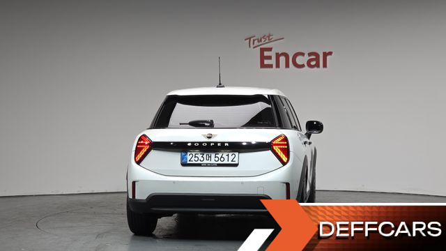 Mini COOPER 5Door Essential купить на сайте DeffCars