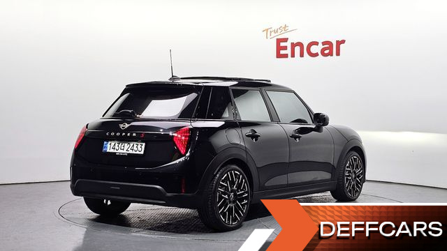 Mini COOPER 5 Door Favoured купить на сайте DeffCars