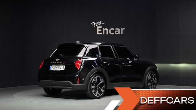 Mini COOPER 5 Door Favoured купить на сайте DeffCars
