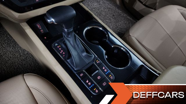 Kia CARNIVAL 7-Seater Limousine President купить на сайте DeffCars