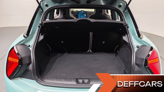 Mini COOPER 5 Door Favoured купить на сайте DeffCars