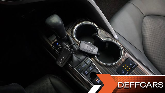 Toyota CAMRY 2.5 XLE Hybrid купить на сайте DeffCars
