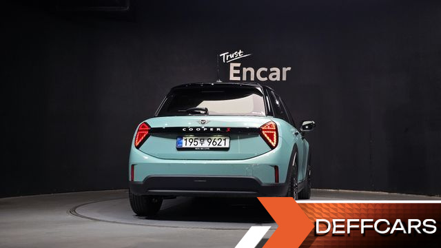 Mini COOPER 5 Door Favoured купить на сайте DeffCars