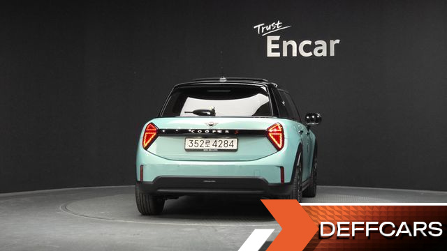 Mini COOPER 5 Door Favoured купить на сайте DeffCars