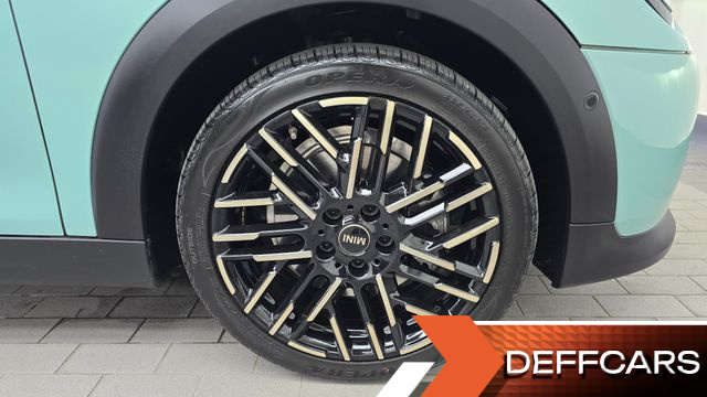 Mini COOPER 5 Door Favoured купить на сайте DeffCars