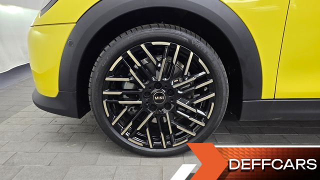 Mini COOPER 5 Door Favoured купить на сайте DeffCars