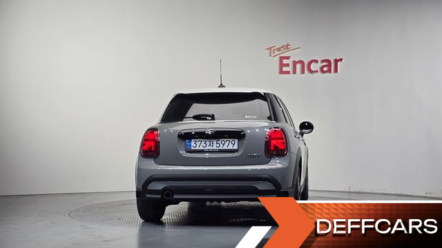 Mini COOPER 5Door Classic Launch Pack Third Generation купить на сайте DeffCars