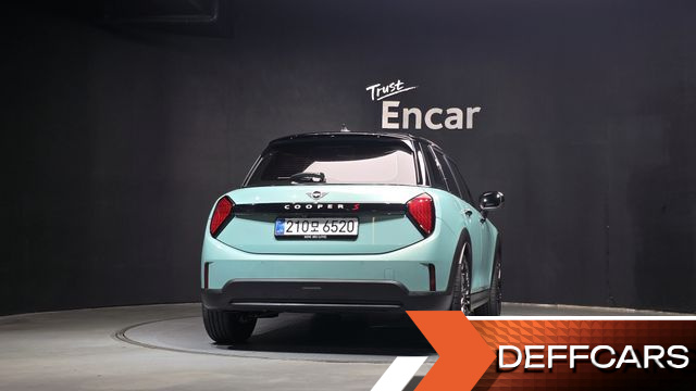 Mini COOPER 5 Door Favoured купить на сайте DeffCars