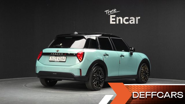 Mini COOPER 5 Door Favoured купить на сайте DeffCars