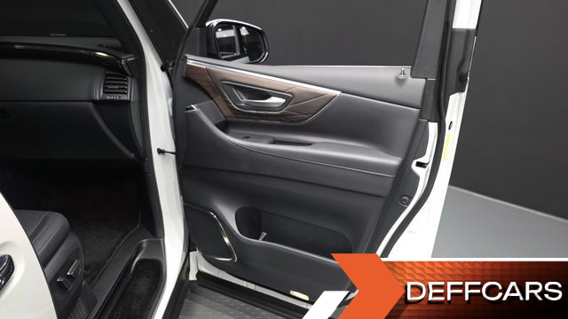 Toyota ALPHARD 2.5 HEV Executive AWD купить на сайте DeffCars