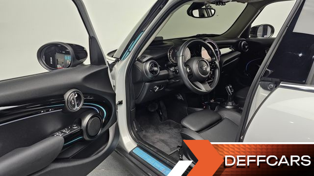 Mini COOPER 5Door Classic Launch Pack Third Generation купить на сайте DeffCars