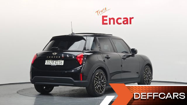 Mini COOPER 5 Door Favoured купить на сайте DeffCars