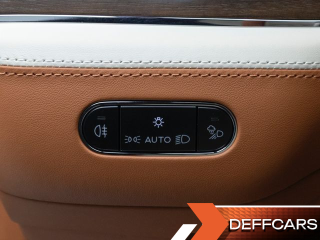 Bentley BENTAYGA 4.0 V8 EWB Azure купить на сайте DeffCars