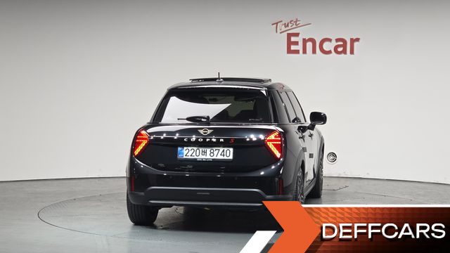 Mini COOPER 5 Door Favoured купить на сайте DeffCars