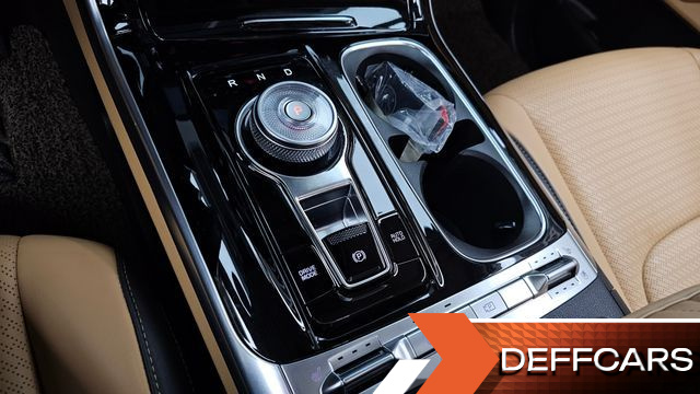 Kia CARNIVAL Gasoline 7-Seater Signature купить на сайте DeffCars
