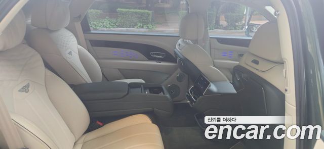 Bentley BENTAYGA 4.0 V8 EWB Azure купить на сайте DeffCars