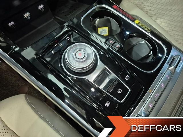 Kia CARNIVAL 7-Seater Hi-Limousine Signature купить на сайте DeffCars