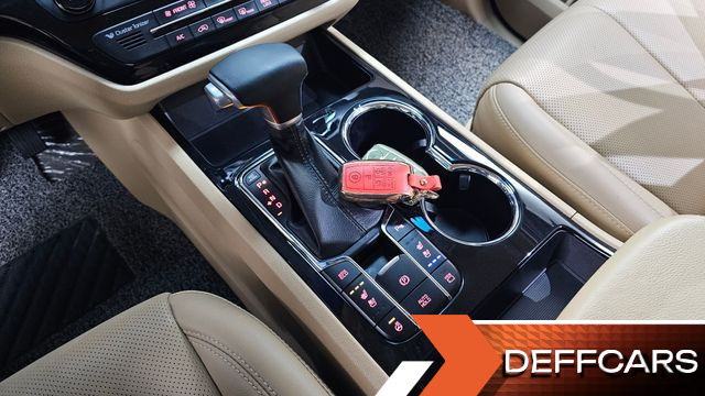 Kia CARNIVAL 9-Seater Noblesse купить на сайте DeffCars