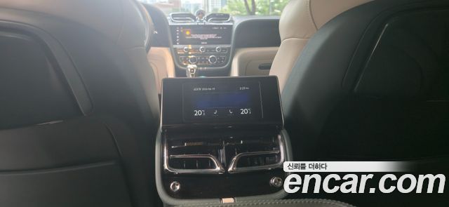 Bentley BENTAYGA 4.0 V8 EWB Azure купить на сайте DeffCars
