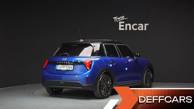 Mini COOPER 5 Door Favoured купить на сайте DeffCars