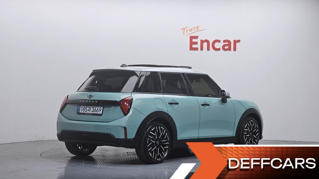 Mini COOPER 5 Door Favoured купить на сайте DeffCars