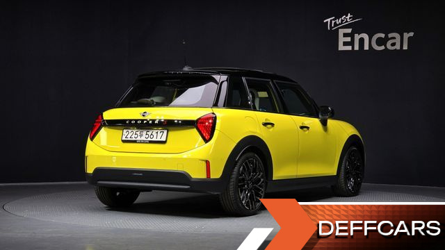 Mini COOPER 5 Door Favoured купить на сайте DeffCars